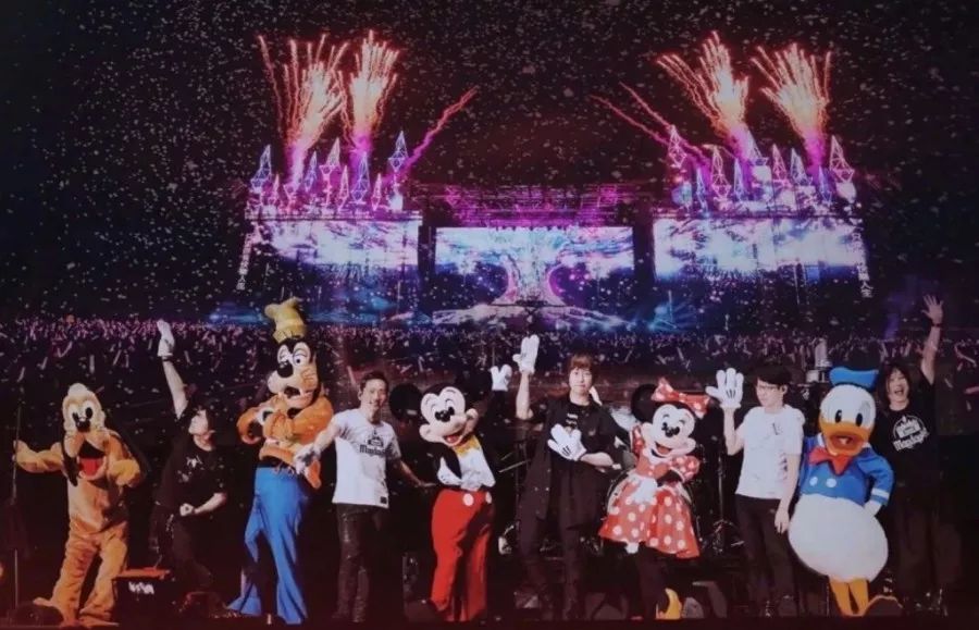 LOOK|*月天五**新电影·里面有你吗？