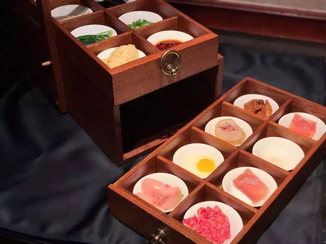 昆明吃过桥米线最好的地方,云南昆明潮玩店