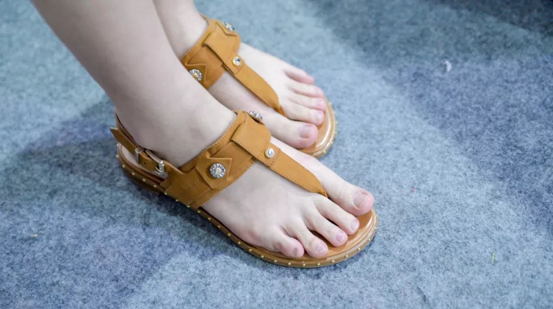 全场1折起！特步、金利来、碟愫、莱尔斯丹鞋子大特卖，最便只要50元！