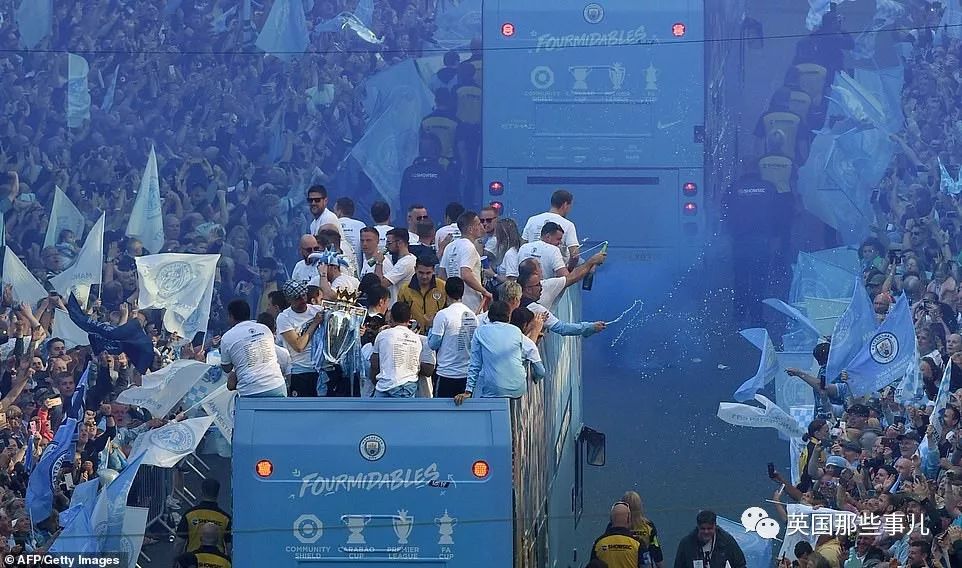 「vlog」登上球队大巴，被几万球迷包围，曼城四冠王夺冠巡游简直不能更嗨！