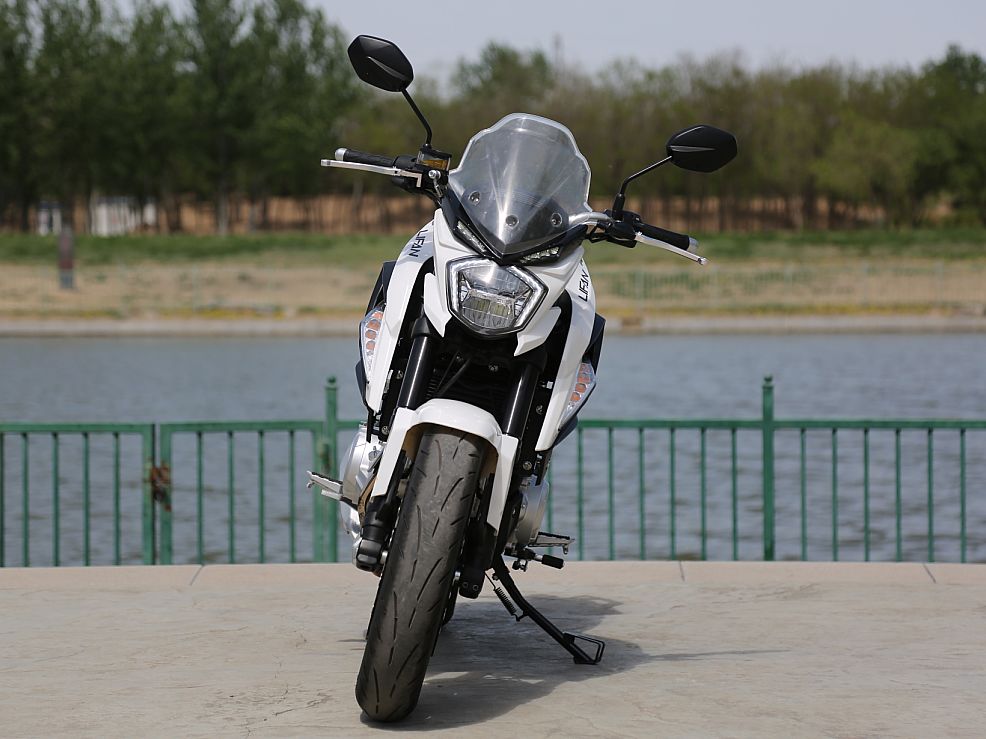 车评：24780元起，表现均衡易上手的双缸街车——KP350