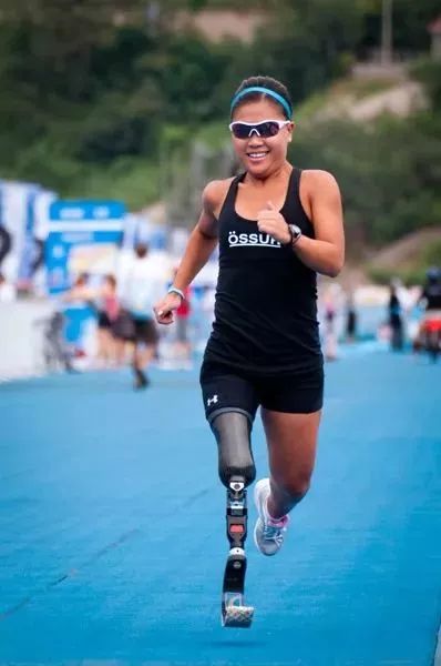 她地震中失去双腿,她在汶川地震失去双腿及女儿