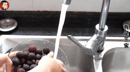 洗杨梅怎么洗虫子会跑出来,洗杨梅怎么有一层油
