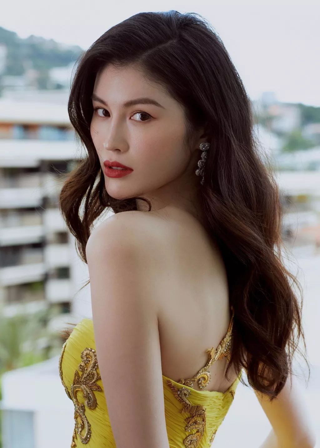 戛纳朱一龙入选作品,戛纳朱一龙白西装