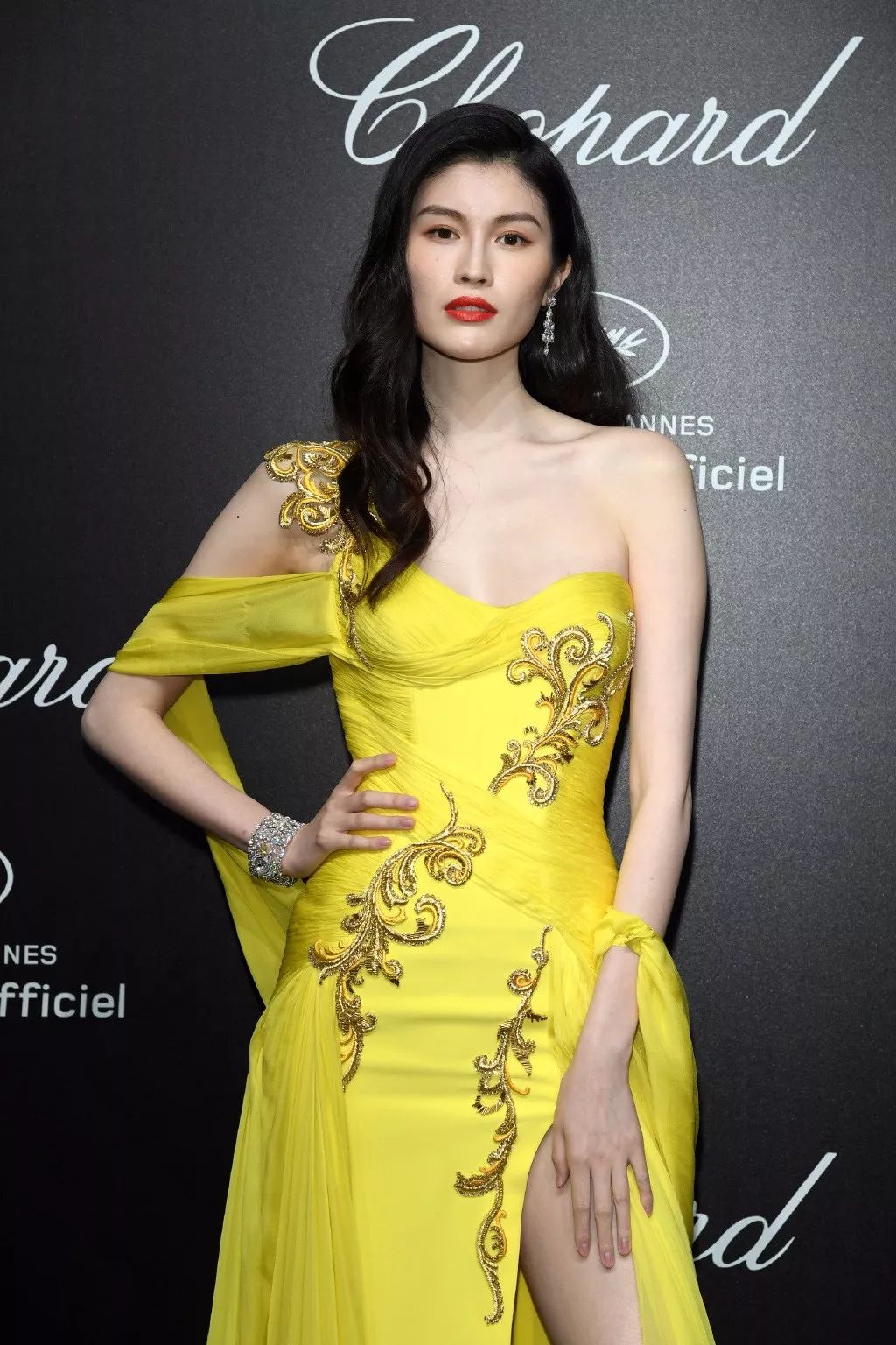 戛纳朱一龙入选作品,戛纳朱一龙白西装