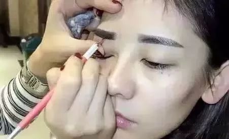 纹眉颜色太深了可以用遮瑕膏么,纹眉太深用土黄色可以吗