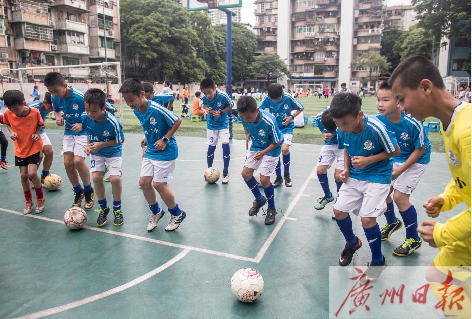 踢出“世界波”红遍全国的小学生是他！经常对着真人墙练任意球