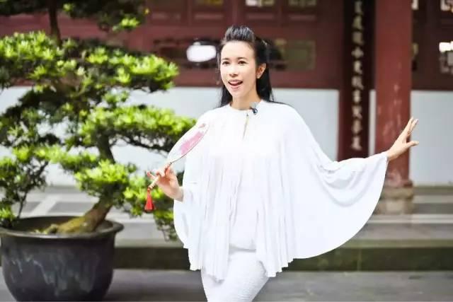 身材绝世，嫁给初恋，不再办大型巡演，48岁莫文蔚活得有多任性？