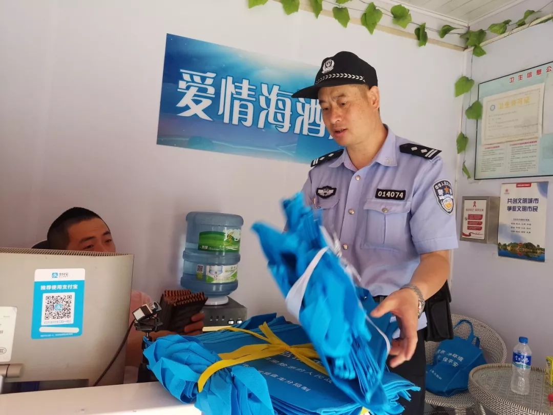 派出所民警进社区开展反电诈宣传,社区民警积极开展反电诈宣传活动