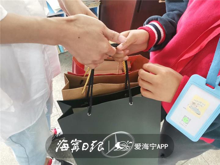 今天，海宁有61个小朋友收到神秘礼物，圆“小小心愿”