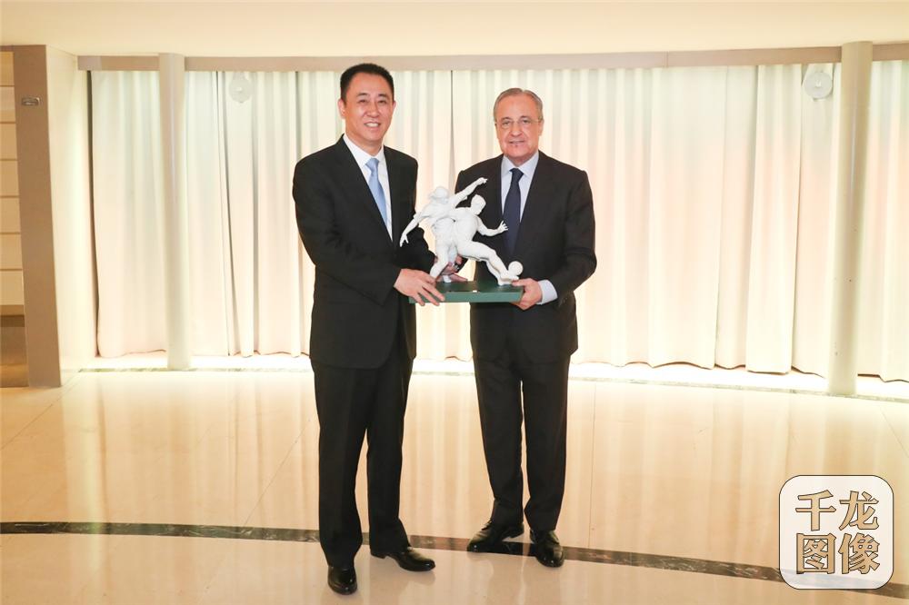 许家印赴马德里观战“恒大杯”冠军赛决赛勉励小将早日成才为国争光