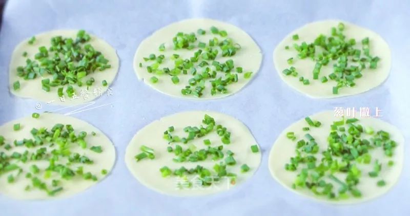 吃剩的饺子皮这样做，简单又好吃，简直香skr人