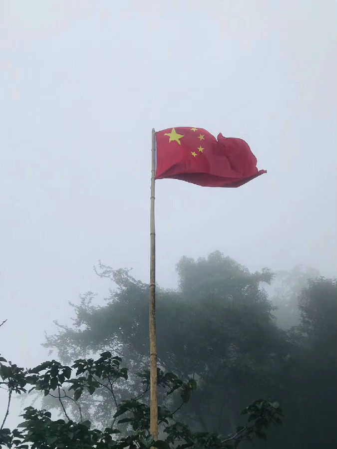 爬“天梯” 寻访绝壁山巅的588号界碑