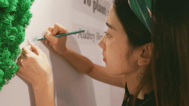 在西湖边种下一片“草原”！杭州这家肯德基“绿”了！种草指南在这里