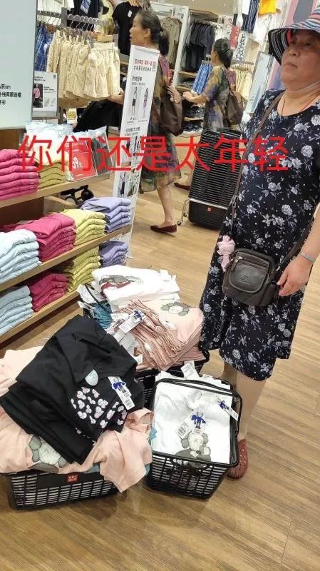 优衣库抢衣服打架,优衣库抢衣服事件