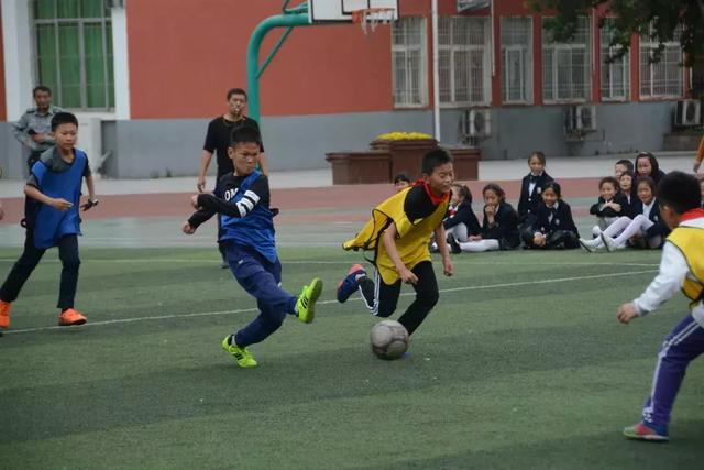 信阳市第一实验小学举行第三届校长杯足球赛