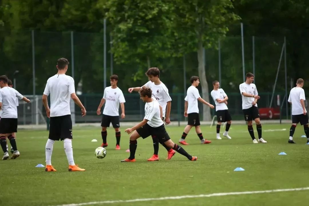 星火指南丨这个夏天，带孩子零距离接触AC米兰，感受意式人文之旅