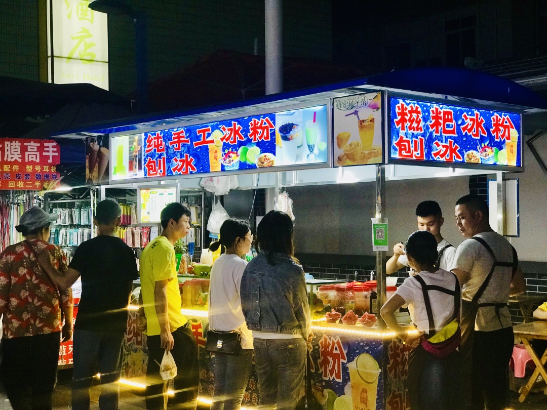 夜太美，尽管再催肥，总有人围着小摊排着队