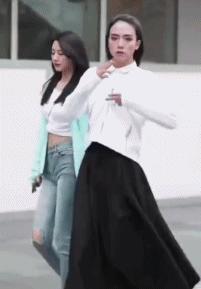 街拍美女迷惑行为合集：发癫、喷水、劈叉、耍狠、蠕动