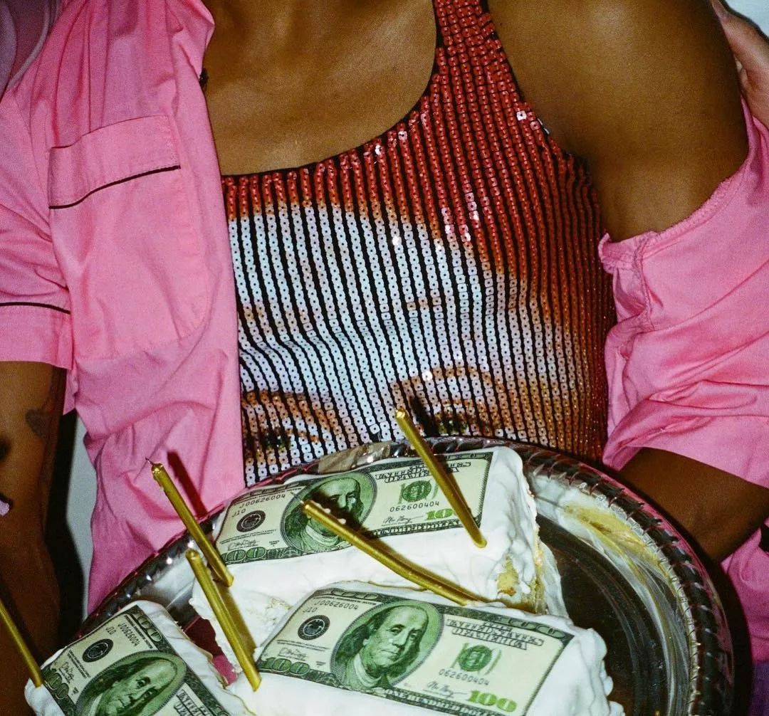 他们与买鞋欲望对抗时，资金转移、互设密码、攒钱冲Ye等招数都失败了