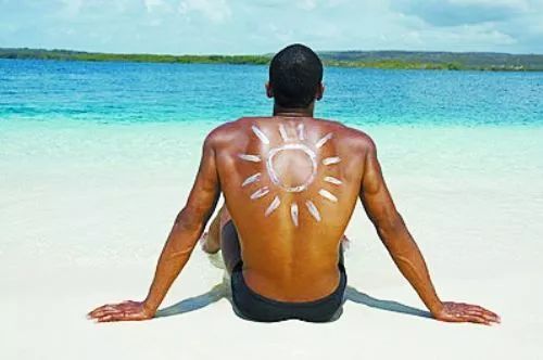 晒一天太阳就黑了怎样变白,暴晒一天晒黑了