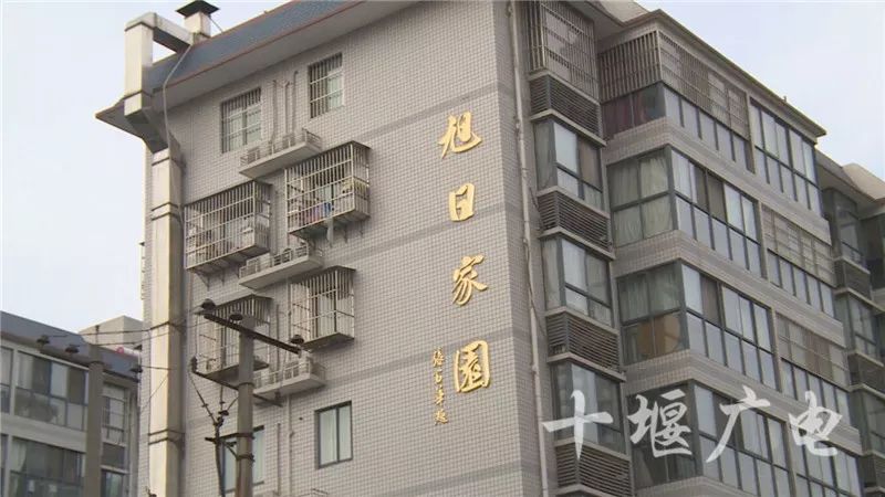 小区外墙瓷砖脱落情况报告,外墙瓷砖脱落居民心惊胆战