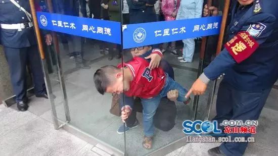 突发！男孩的头被卡在了跑步机里