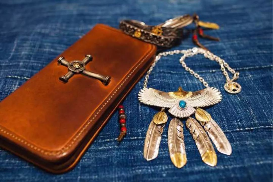 当你拿称重算钱的银饰比较之后，你就知道手工银饰贵在哪里