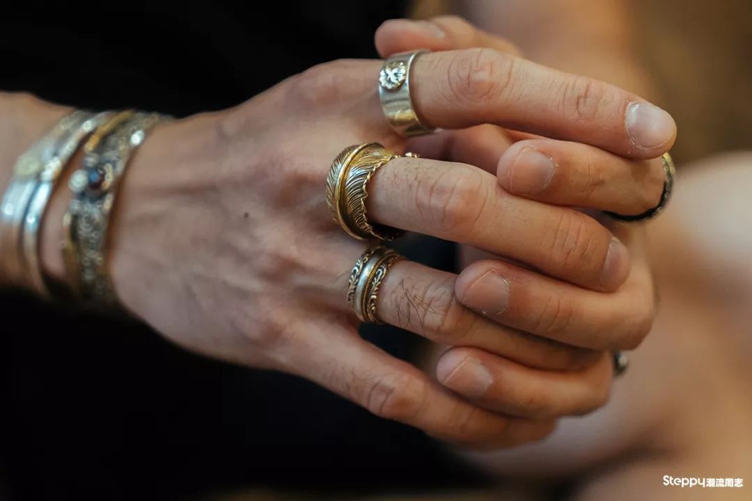 当你拿称重算钱的银饰比较之后，你就知道手工银饰贵在哪里