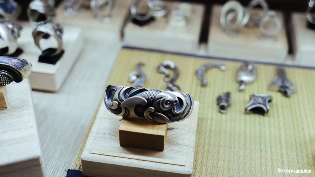 当你拿称重算钱的银饰比较之后，你就知道手工银饰贵在哪里