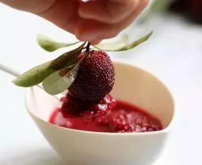 杨梅里面的虫子吃到肚子怎么办,杨梅有虫子怎么吃