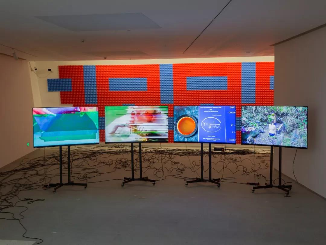 穿梭在四方50赫兹营造的声音环境中，哈龙·米尔扎在中国探讨“复制品”和“挪用”的意义