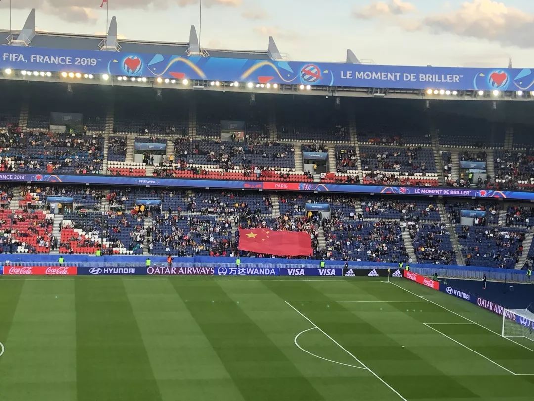 观看中国女足激动场面,看中国女足激动流泪