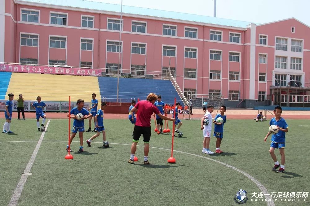 蓝队青训国青,中国青训与国外青训