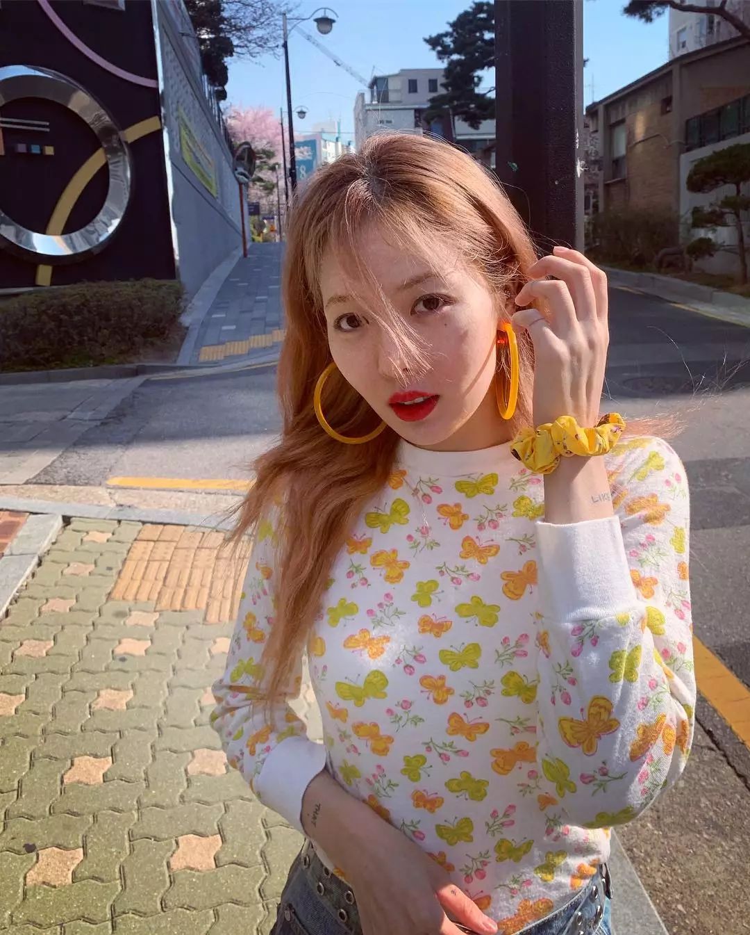 为什么我女朋友的照片头上都是蝴蝶?