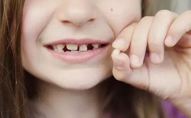 牙黄口臭的克星，有效洁白牙齿，并让口气清新！烟民必备的牙膏