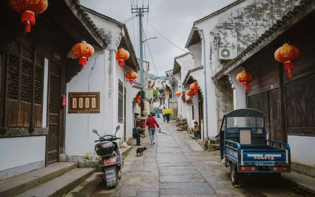 这座跟着周杰伦空降热搜的杨梅味小城,休渔期也能让你吃得满嘴鲜