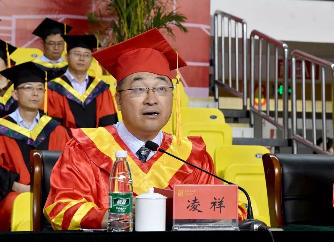 我们毕业了的感人事件,学生们毕业了感动哭了