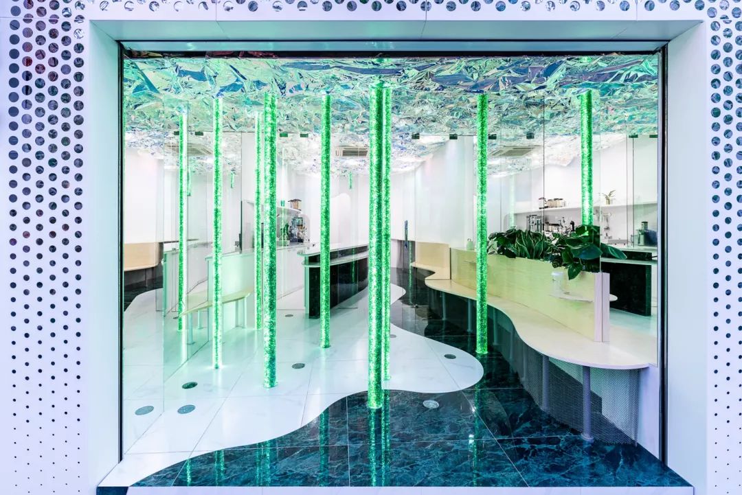 夏天来喝夏天的一杯奶茶,夏天在森林里喝咖啡