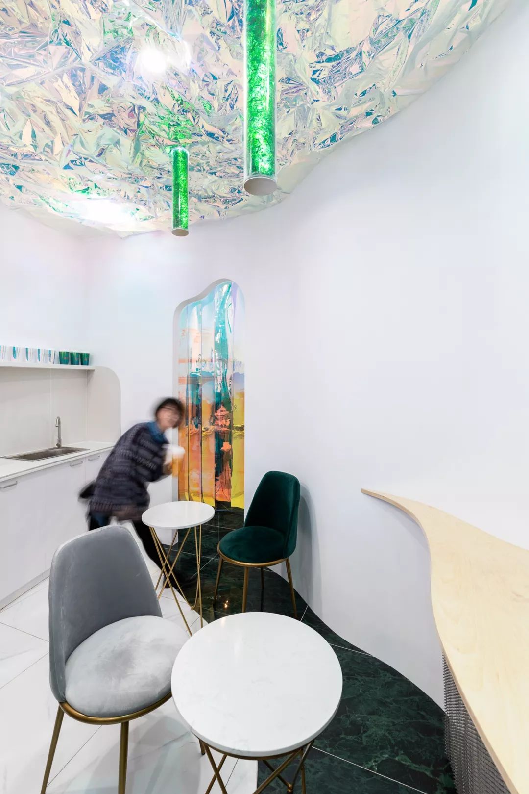 夏天来喝夏天的一杯奶茶,夏天在森林里喝咖啡