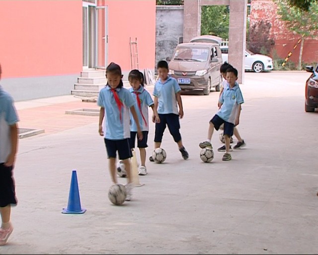 10岁女孩足球比赛,足球比赛十二岁女生