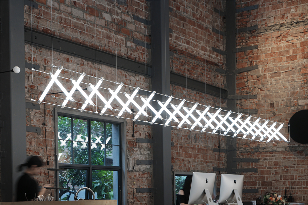 他从“马扎”中获得灵感，设计的灯具从米兰火到杭州……