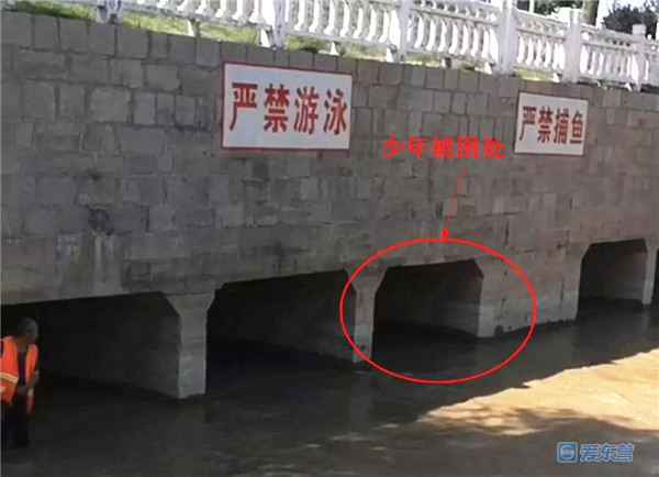 惊险消防解救因暴雨被困急流男子,少年身陷泥坑消防紧急救援