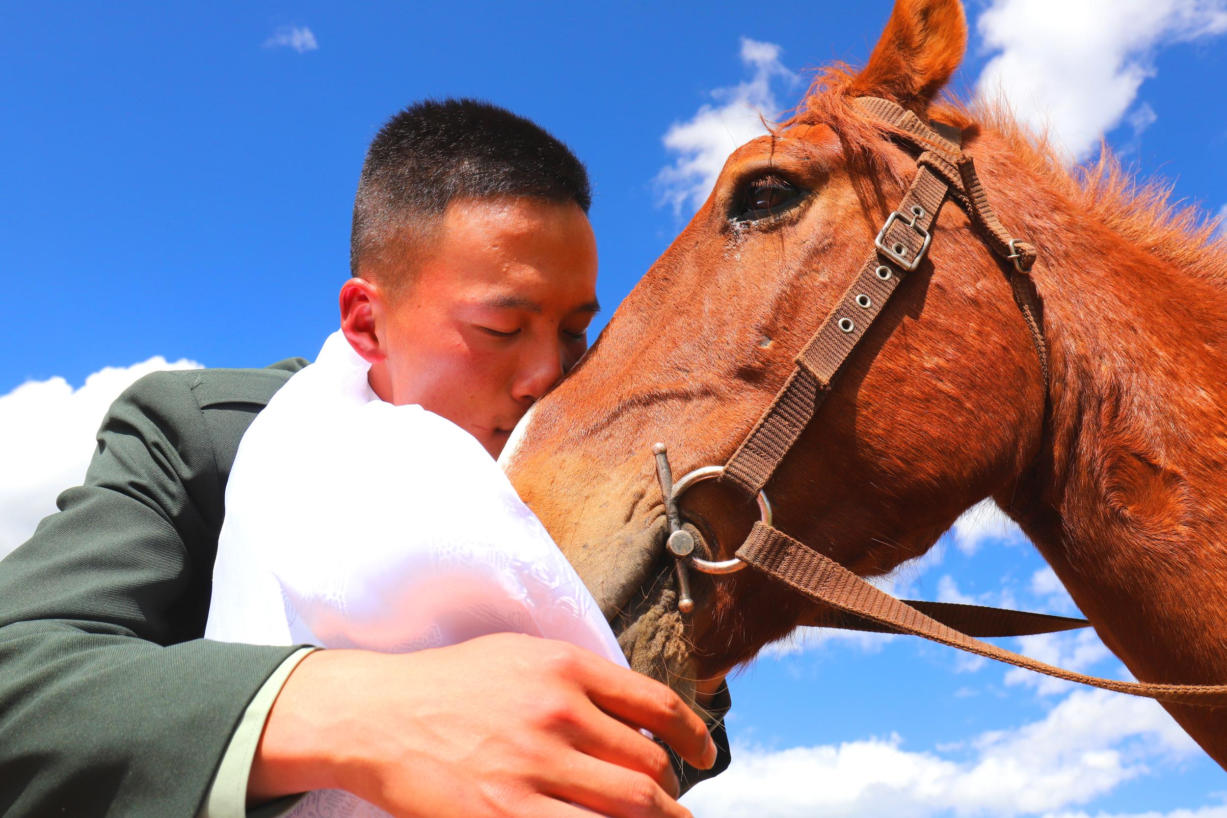 解放军第970医院医疗队三上高原巡诊巴塘骑兵连