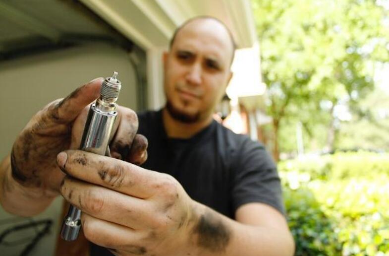 火花塞被烧熔化是什么原因,火花塞装上去就烧黑了