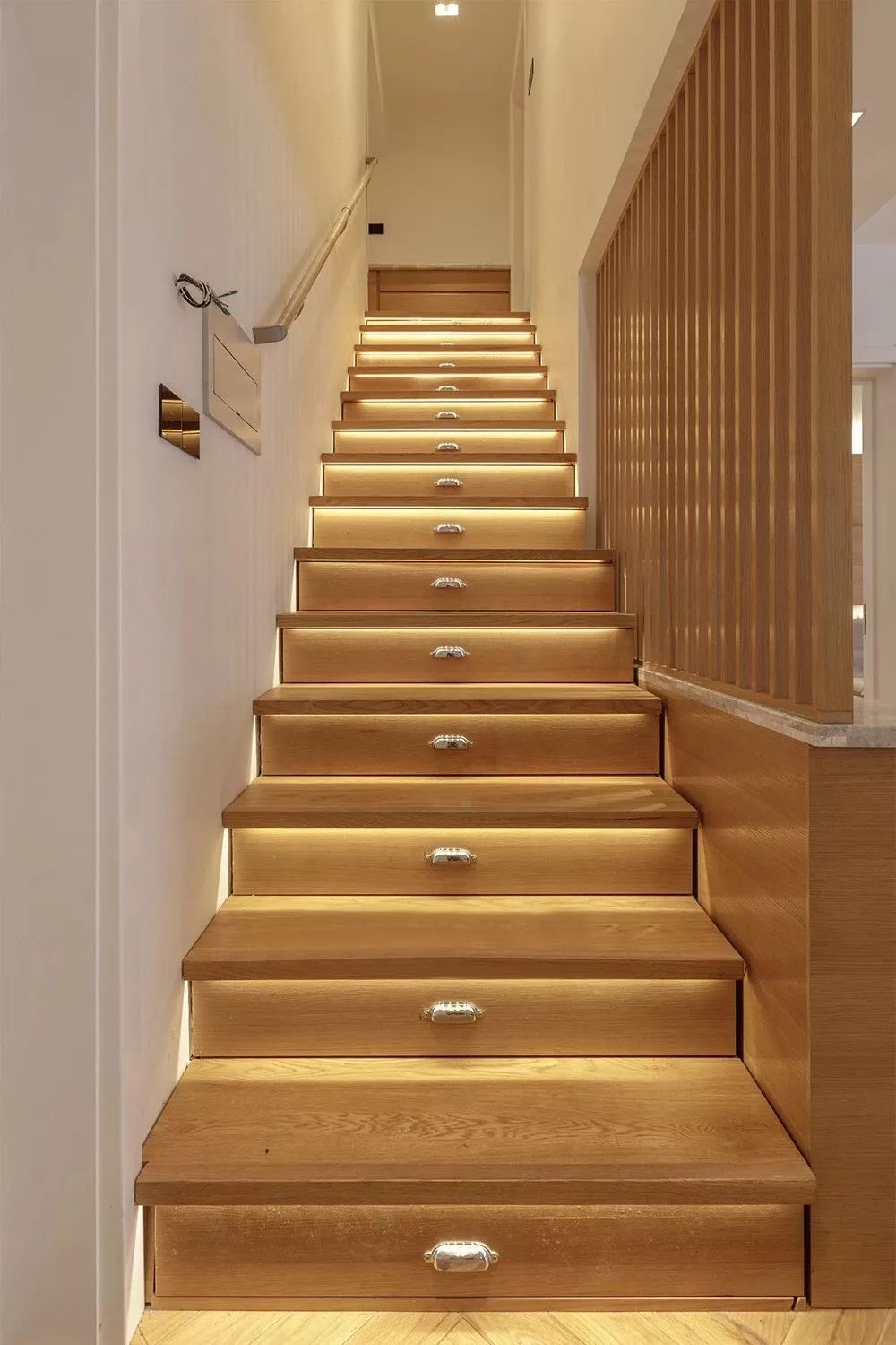 阳台很大要不要装窗帘,阳台太大能装铝合金窗吗