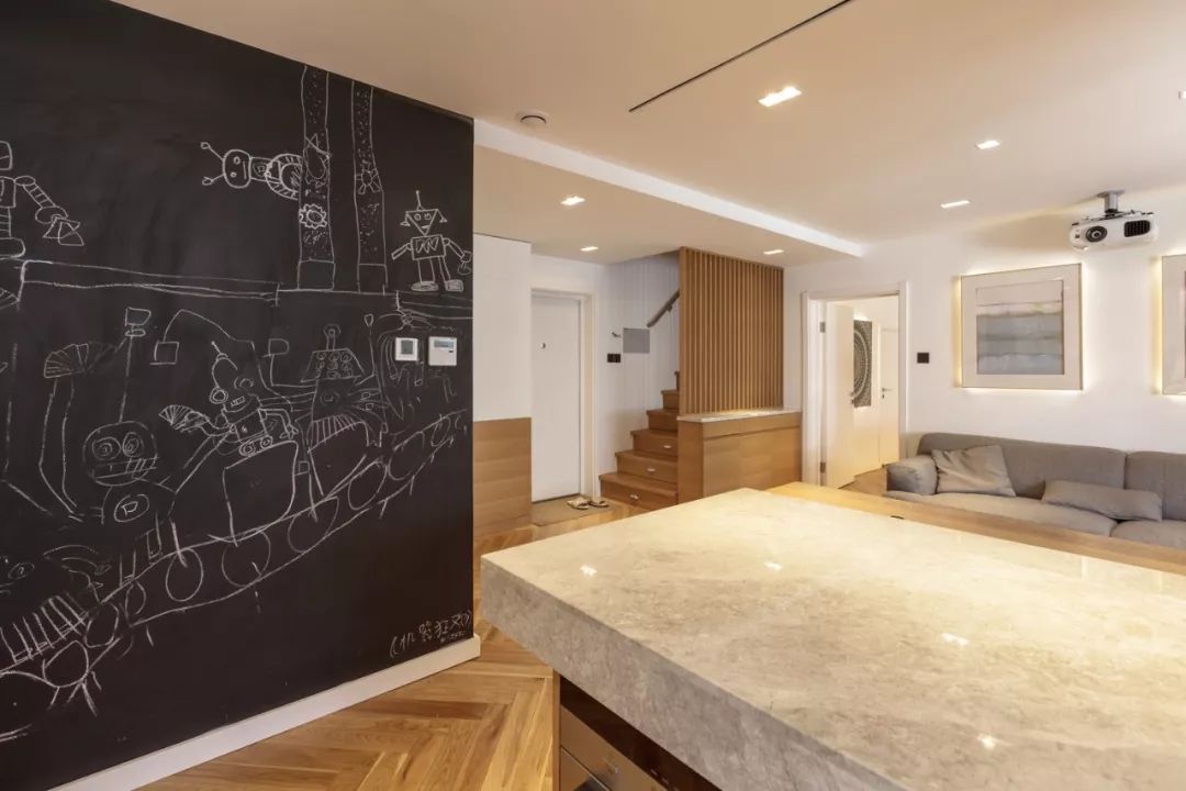 阳台很大要不要装窗帘,阳台太大能装铝合金窗吗