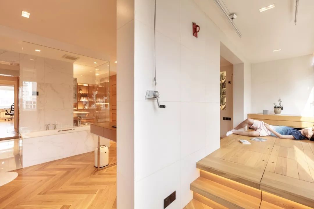 阳台很大要不要装窗帘,阳台太大能装铝合金窗吗