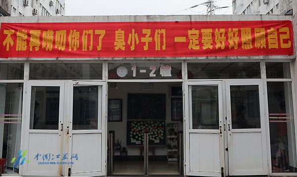 高校走心毕业季标语惹哭网友,催泪的毕业季横幅