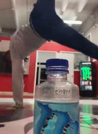 甄子丹赵文卓瓶盖挑战,赵文卓挑战长风镖局踢瓶盖